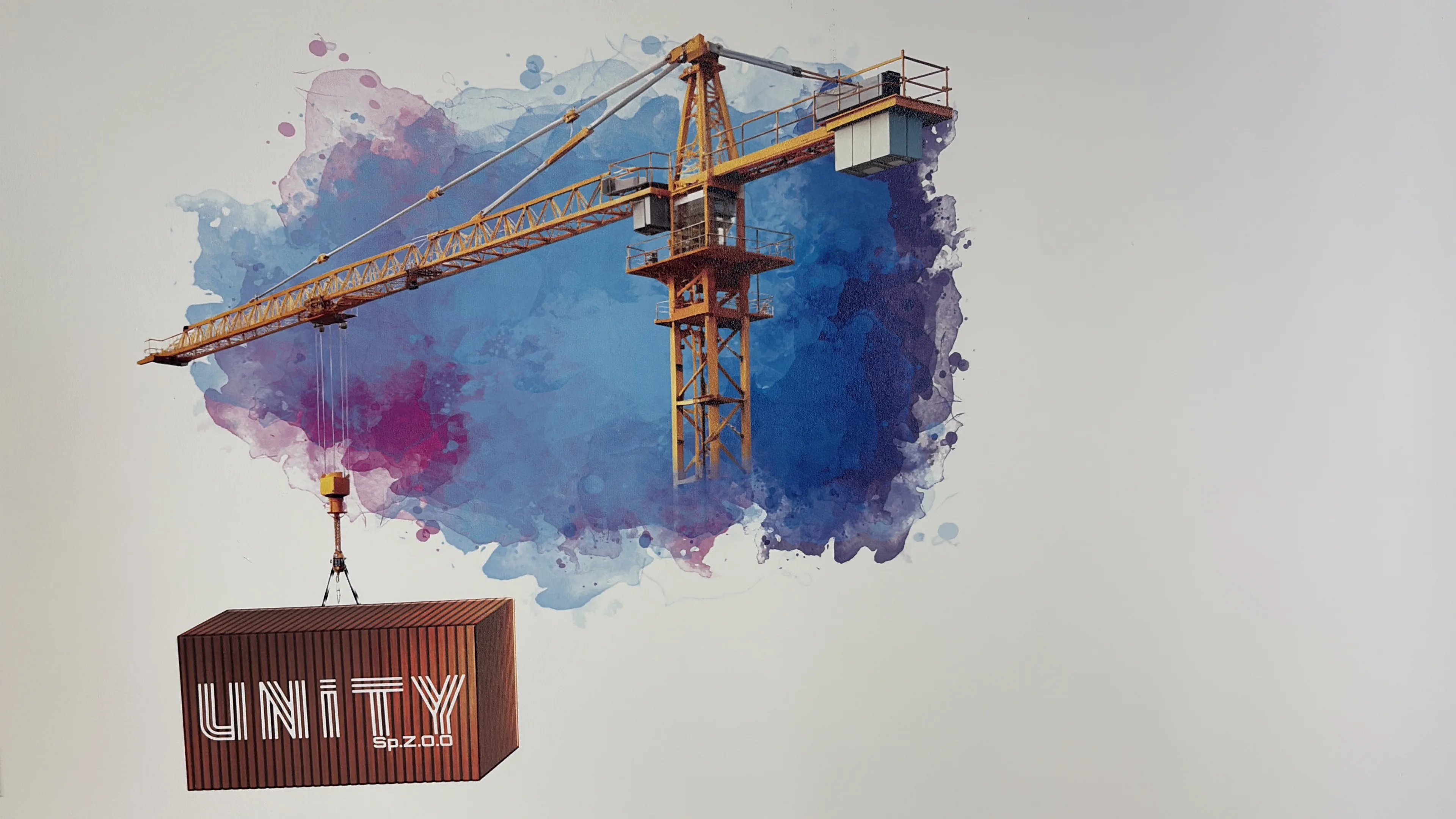 Żuraw budowlany podnoszący kontener UNITY