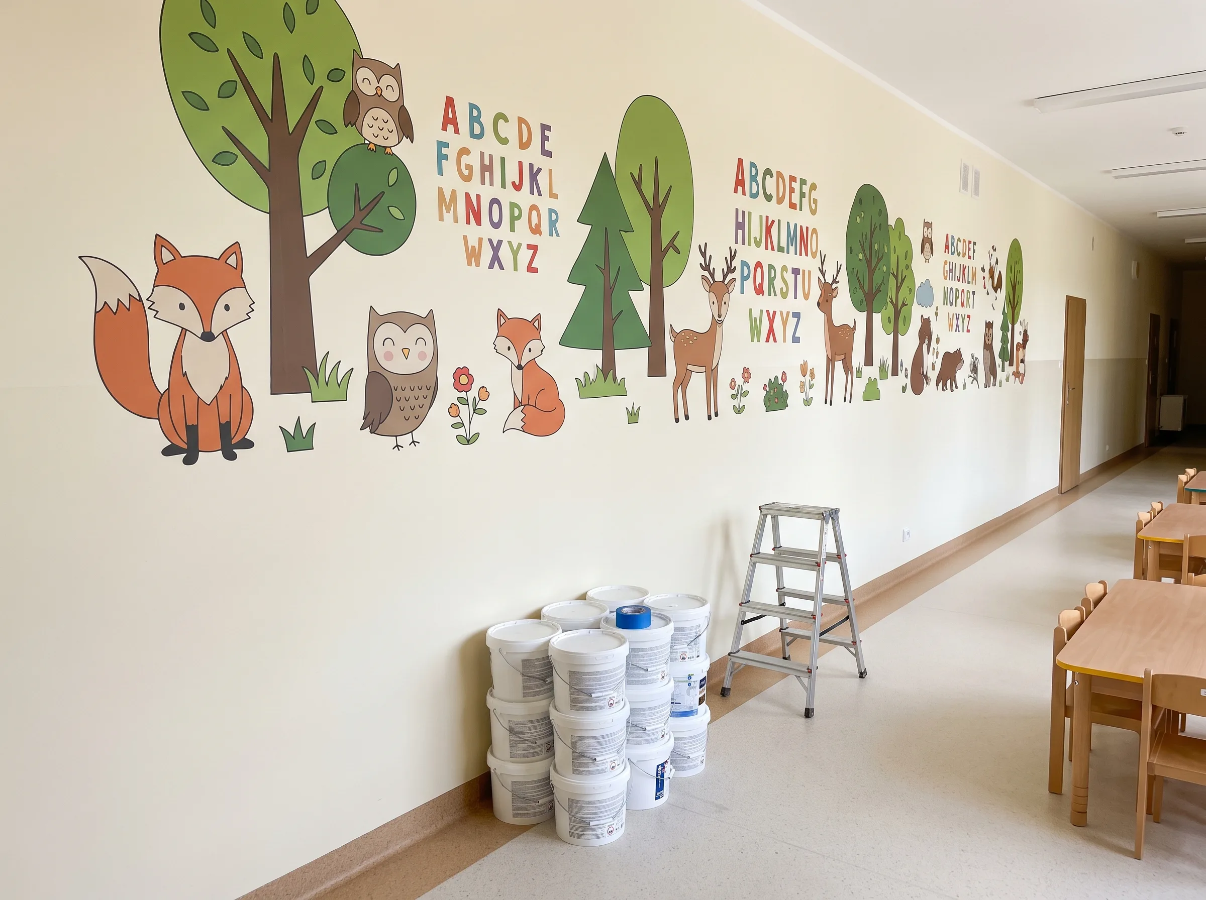 Mural do pokoju dziecięcego z leśnym motywem, zwierzętami i alfabetem na ścianie