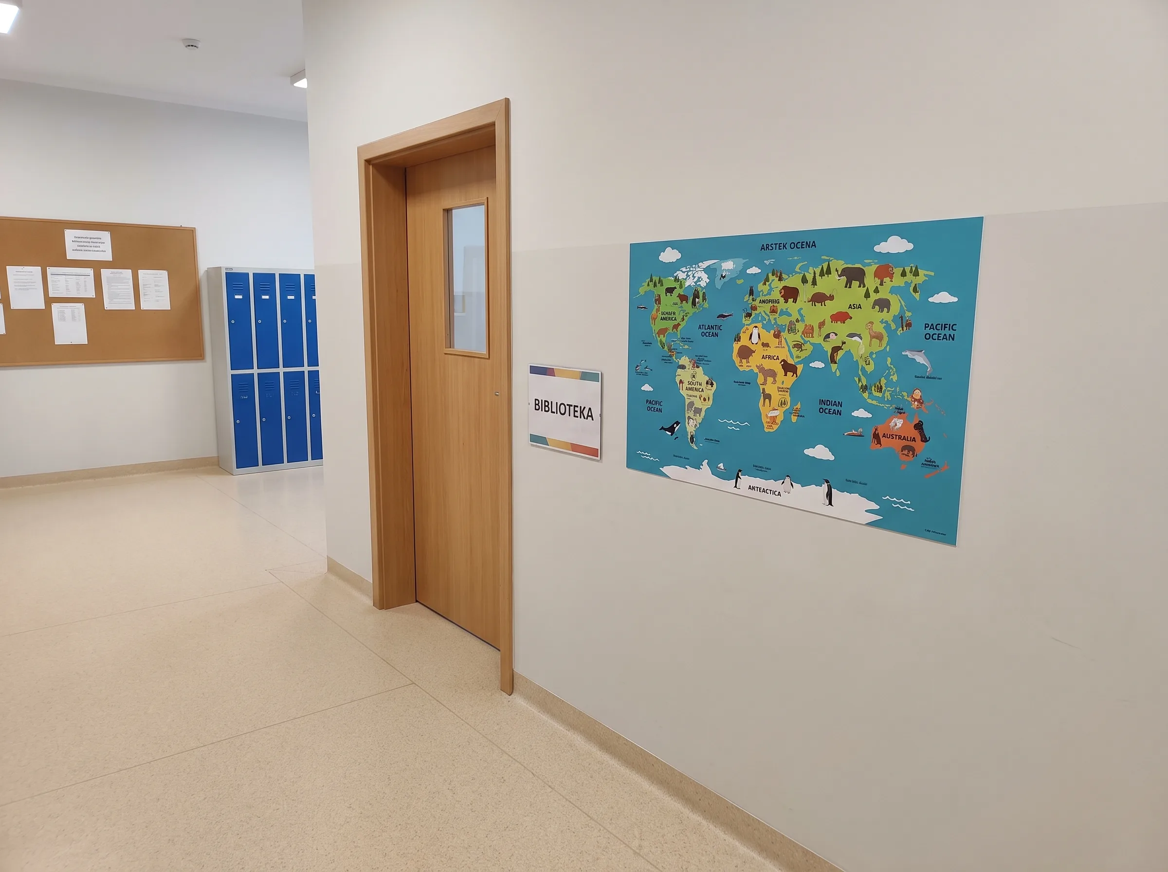 Edukacyjna mapa świata ze zwierzętami - grafika na ścianie szkoły