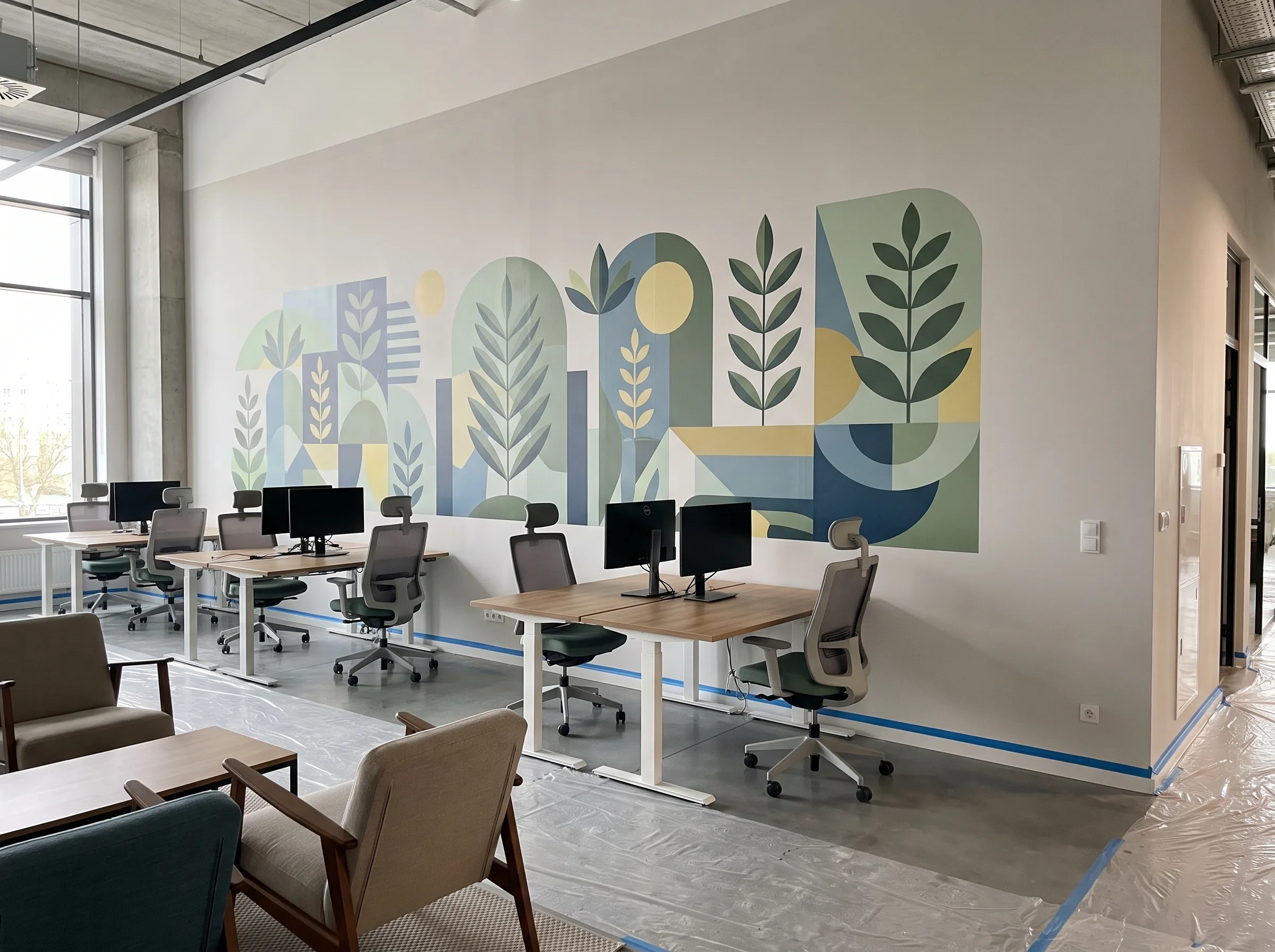 Mural z geometrycznymi liśćmi i roślinami na ścianie biurowej w odcieniach zieleni i błękitu