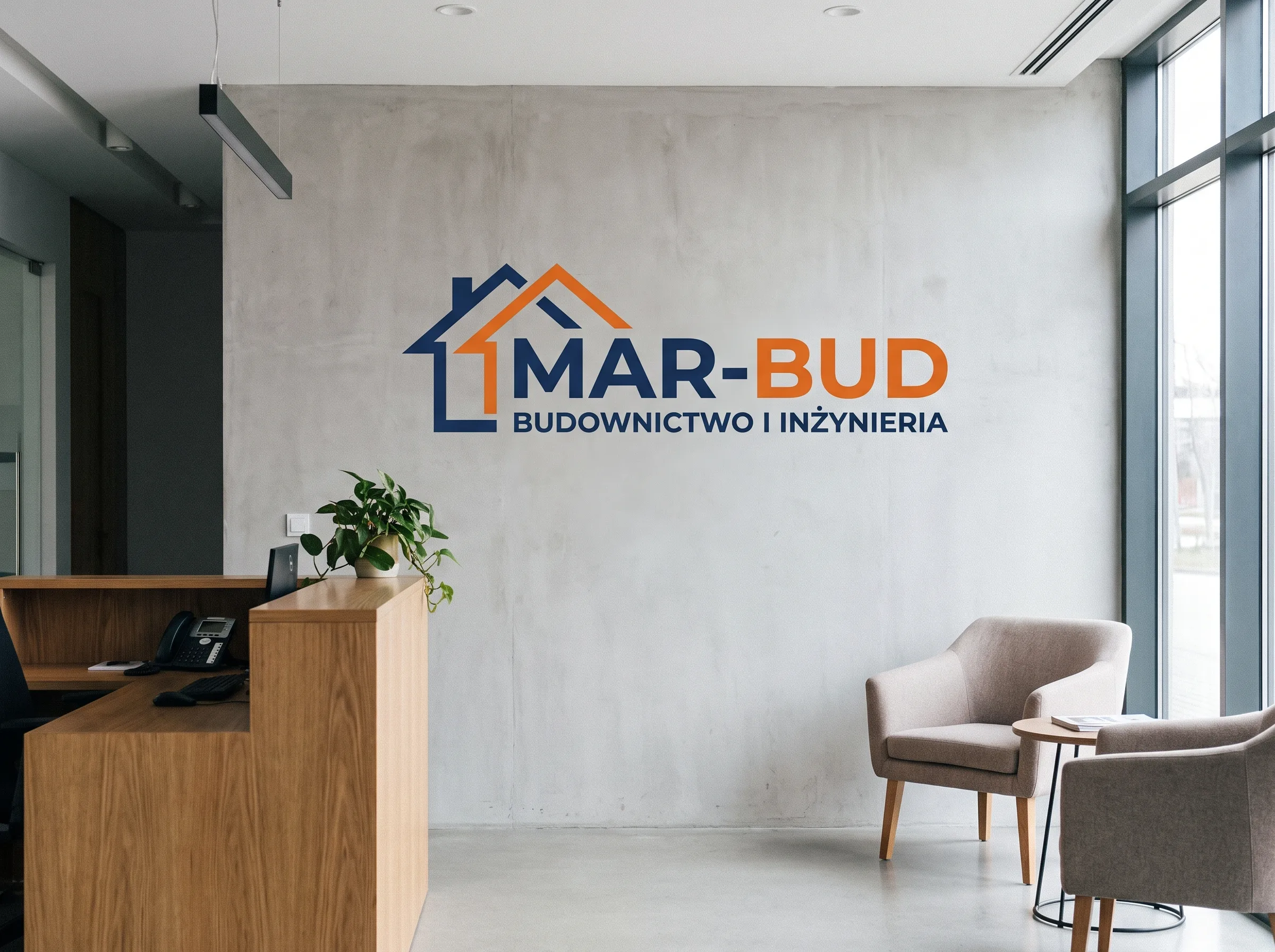 Niebiesko-pomarańczowe logo z dachem na jasnej ścianie nowoczesnego biura - Logo na ścianie