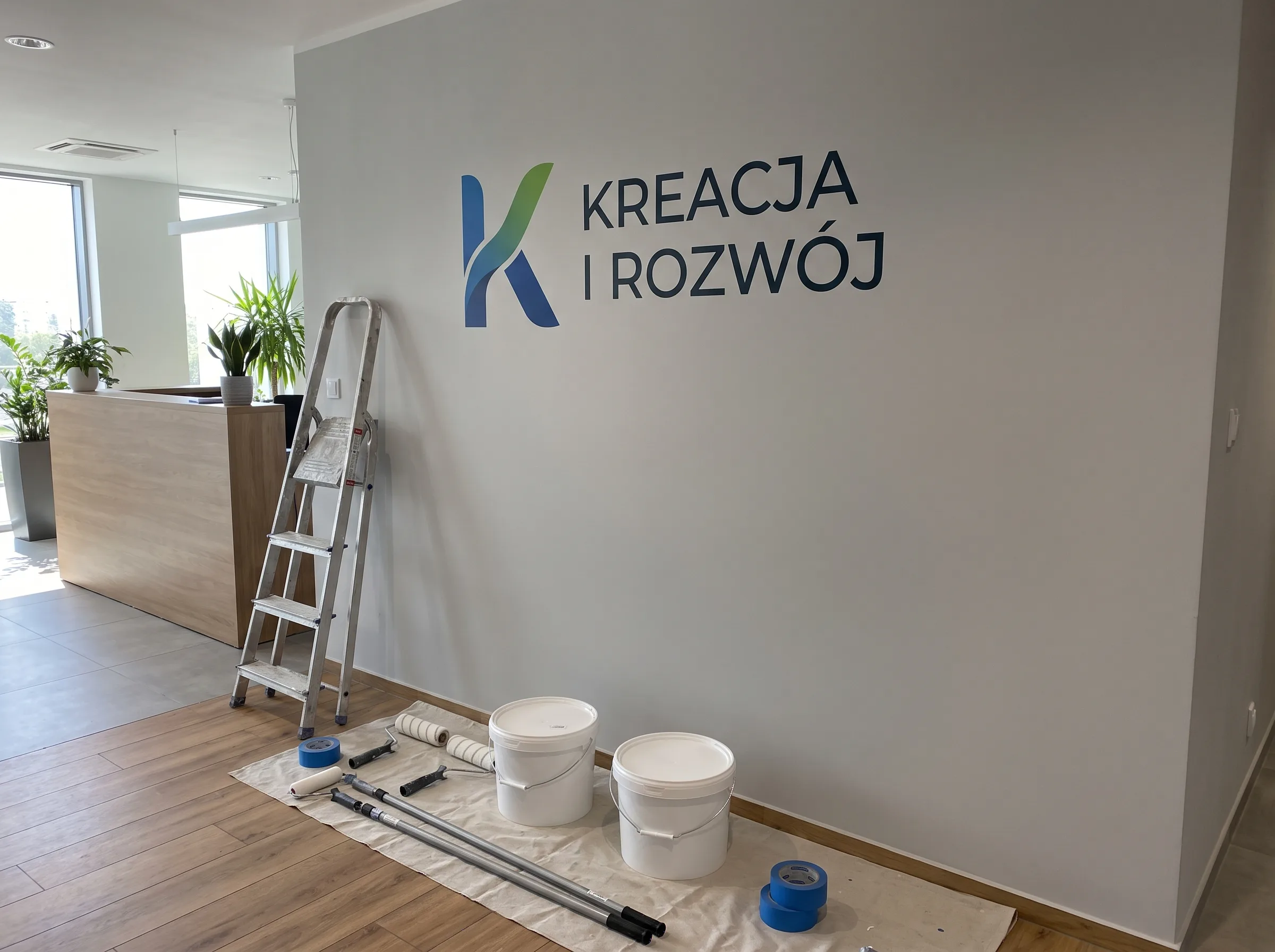 Logo na ścianie biurowej - niebieski i zielony symbol graficzny nadrukowany na ścianę