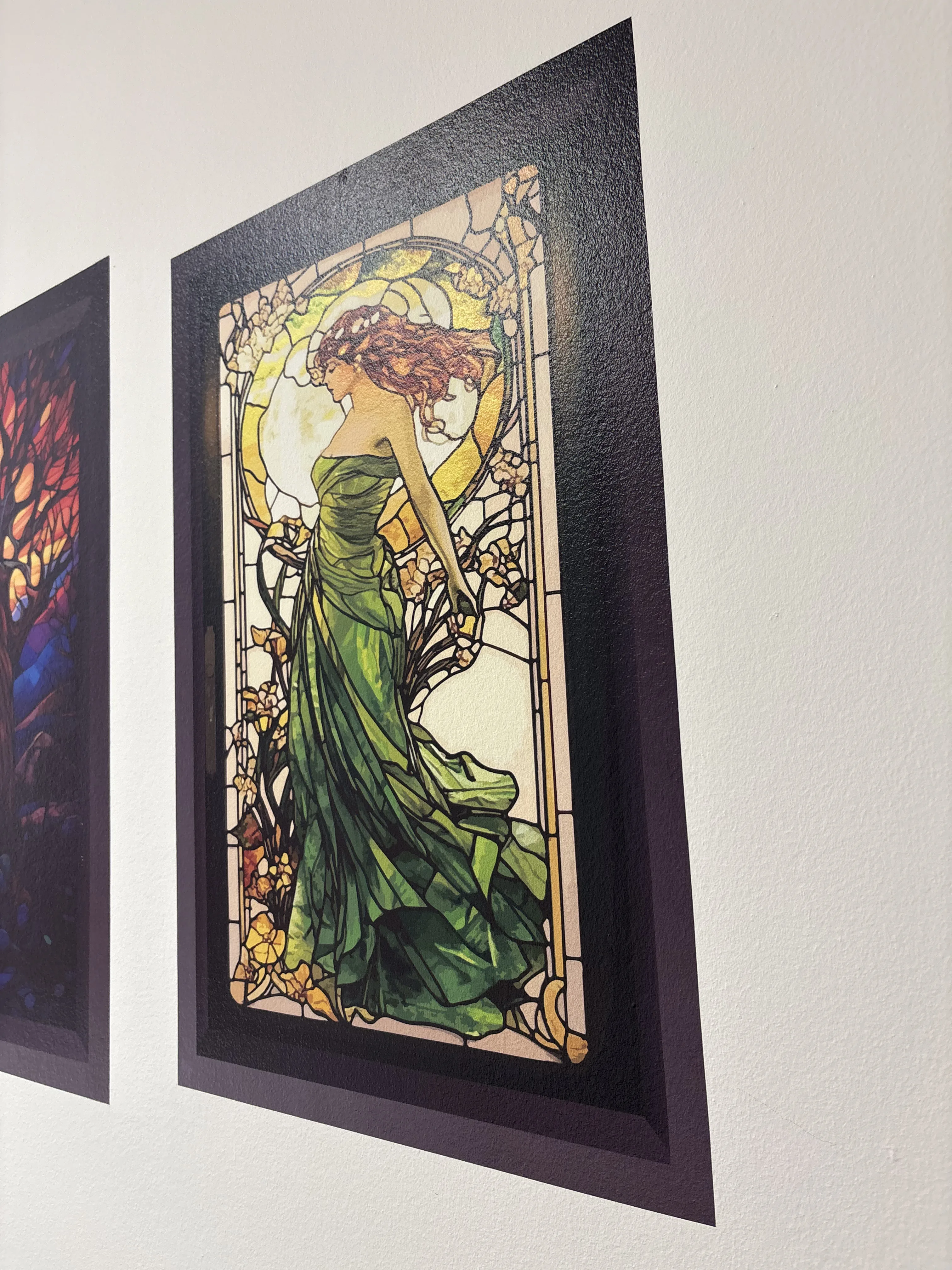 Druk na szkle z witrażowym motywem art nouveau - kobieta w zieleni z kwiatami