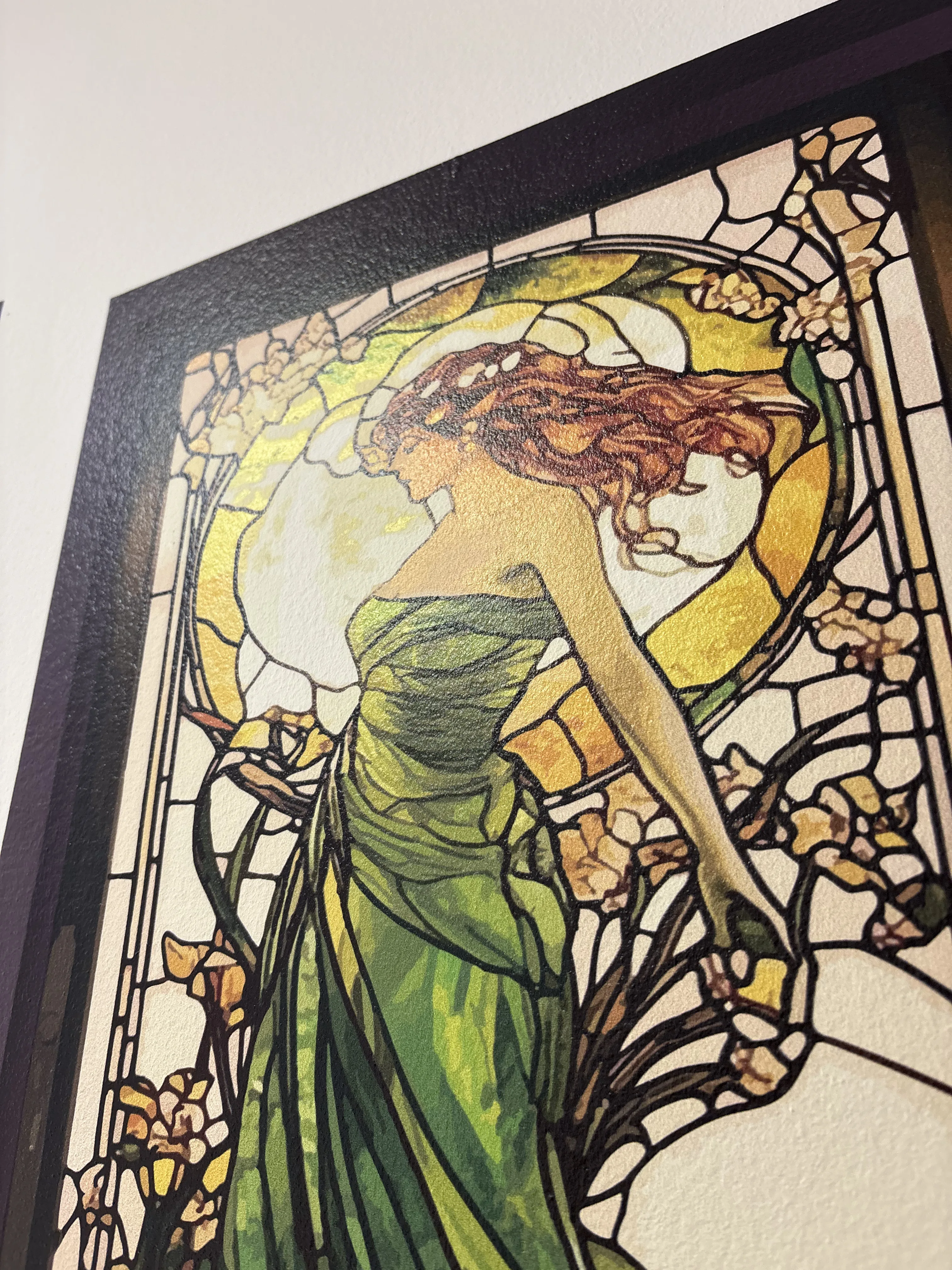 Mural z kobietą w zielonym stroju otoczoną kwiatowymi ornamentami secesji